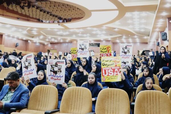 تجمع دانش‌آموزان آموزشگاه‌های شمال غرب شیراز در روز دانش‌آموز