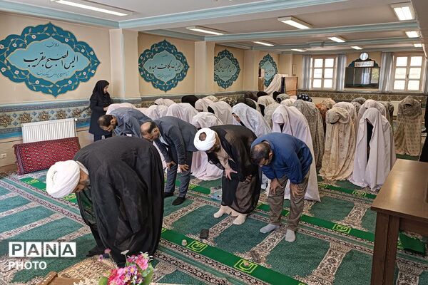 اقامه نماز جماعت در دبیرستان فاطمیه