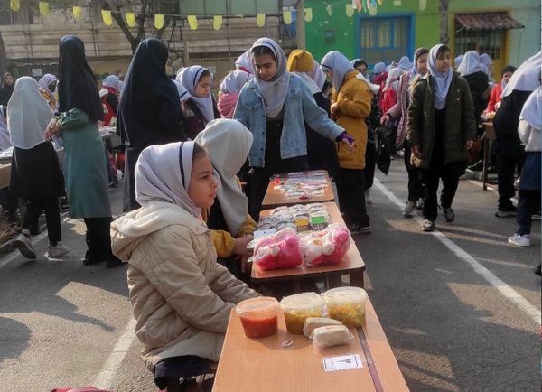 برپایی بازارچه نوروزی در دبستان شهید عباسی مشهد