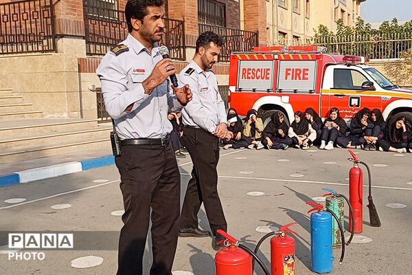 آموزش پدافند غیرعامل با حضور آتش‌نشانان در دبیرستان مهرآفرین