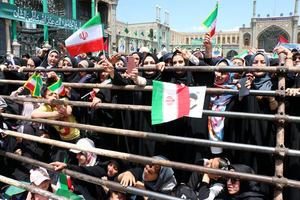حضور پرشور نوجوانان قمی در آیین استقبال از رئیس جمهوری 