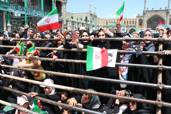 حضور پرشور نوجوانان قمی در آیین استقبال از رئیس جمهوری 
