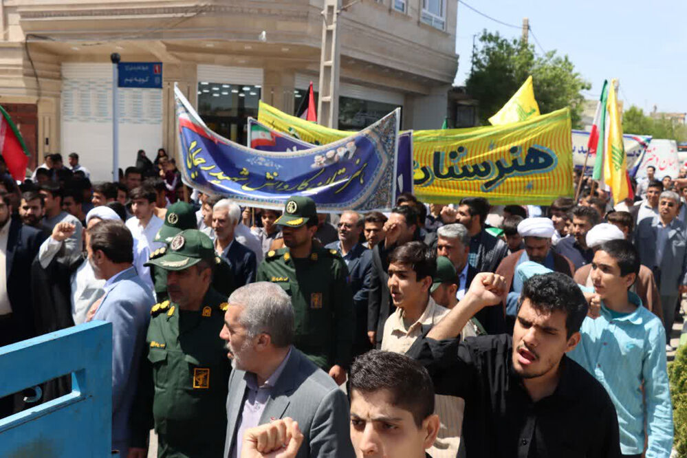 راهپیمایی دانش‌آموزان جعفرآباد قم در اعلام حمایت از عملیات وعده صادق