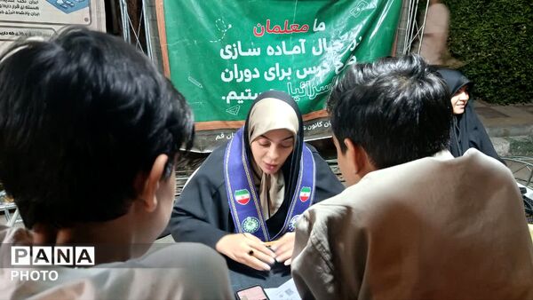 بازدید مشاور وزیر در امور تشکل‌های دانش‌آموزی از موکب «باانرژی ها» در قم