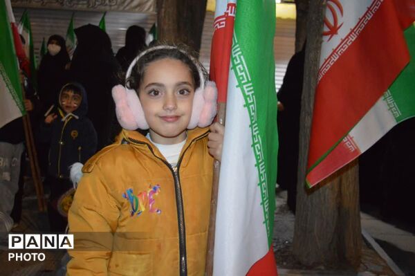 حضور حماسی فرزندان حاج قاسم در زیر باران؛ تجدید میثاق با آرمان‌ها