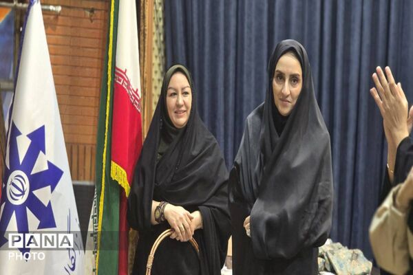 مراسم اعطای نشان سمپاد به دانش آموزان فرزانگان ورامین