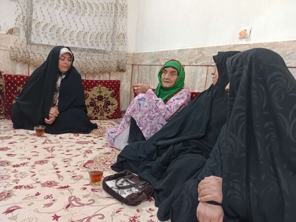 دیدار مسئولین پایگاه کوثر روستای نقاب با مادر شهید غلام زاده