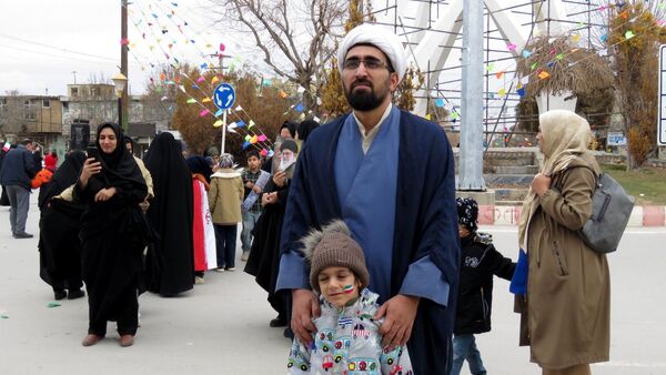از نوجوان تا کهنسال؛ همه اقشار نورآباد در صف‌های متحد راهپیمایی ۲۲ بهمن