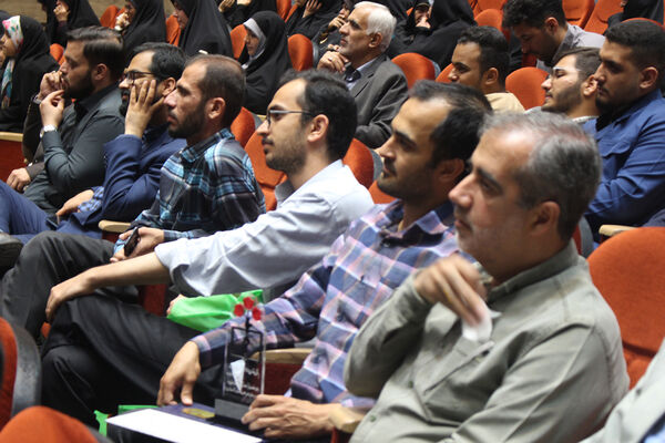 همایش تقدیر از فعالان اردوهای راهیان نور دانش‌آموزی در قم