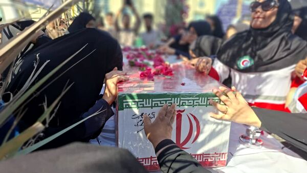 تشییع باشکوه شهید گمنام با بدرقه پرشور دانش‌آموزان