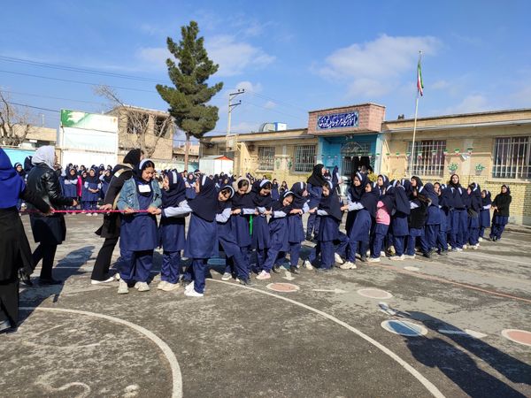  مسابقه طناب کشی به مناسبت دهه فجر در مدرسه ناهید نخودی 