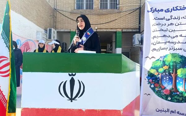  وقتی نهال‌ها هم انقلابی شدند؛ فجر در حیاط مدرسه ام‌البنین