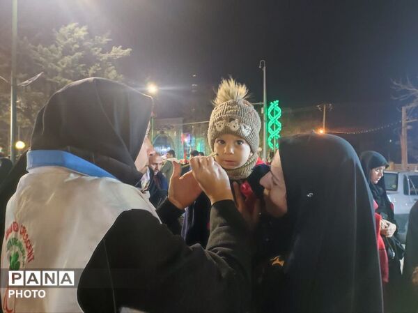 استقرار شبانه امدادگران هلال احمر شهرستان تویسرکان در اجتماعات مردمی