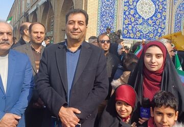 امروز دانش آموزان و فرهنگیان و آحاد مردم تا پای جان برای ایران ایستاده اند 