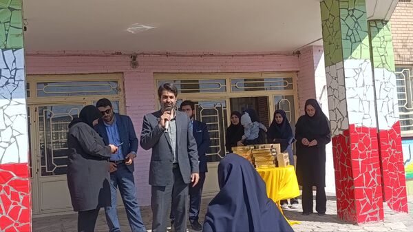 تقدیر از برگزیدگان مسابقات قرآن، عترت و نماز در دبیرستان حضرت سکینه 