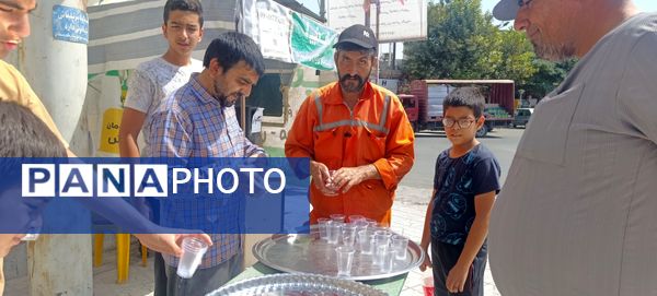 توزیع شربت و شیرینی به مناسبت میلاد پیامبر اسلام (ص) 