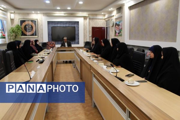 جلسه هم‌اندیشی بانوان اداری نیشابور با مدیر آموزش و پرورش 