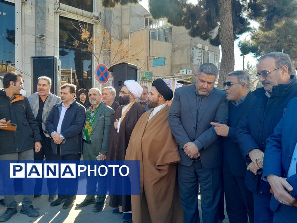 آیین گلباران تمثال امام خمینی(ره) در آغاز دهه فجر