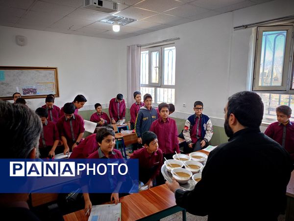 پخش غذای نذری بین دانش آموزان دبیرستان میثاق 