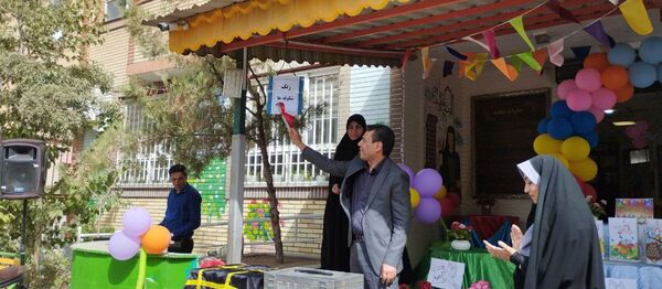 جشن شکوفه ها در دبستان شهید رضا نایب ناحیه۴ مشهد