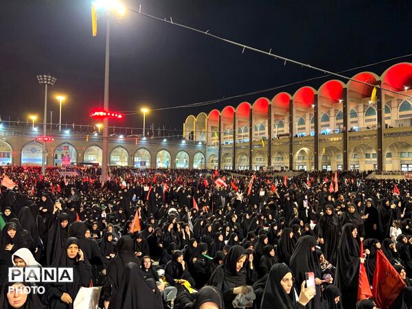 وداع حماسی مردم با شهدای وطن در مصلای تهران