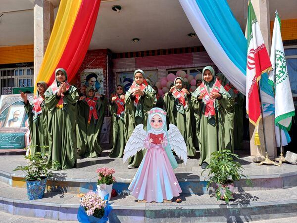 نواختن زنگ سپاس معلم در دبستان دخترانه شاهد نرگس