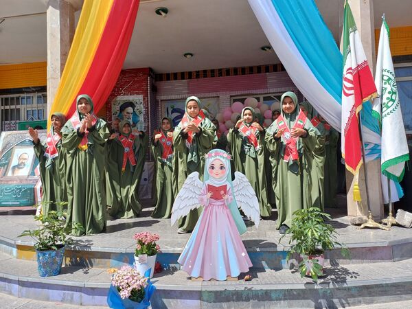 نواختن زنگ سپاس معلم در دبستان دخترانه شاهد نرگس