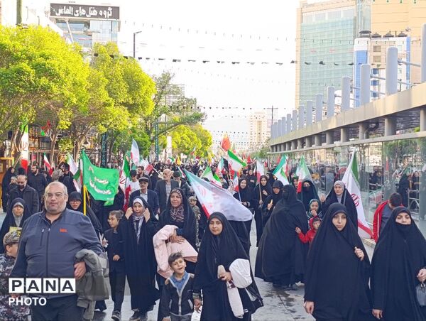 از کوچک تا بزرگ همه در چهلم رهبر شرکت کردند