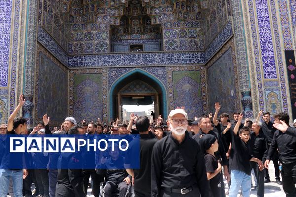 حرم مطهر رضوی غرق در ماتم اباعبدالله الحسین(ع)