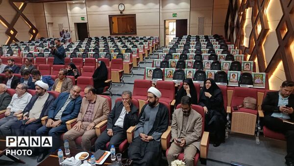  آیین اهدای 7 هزار و 225 بسته لوازم التحریر به یاد شهدای دانش آموز میناب در قم