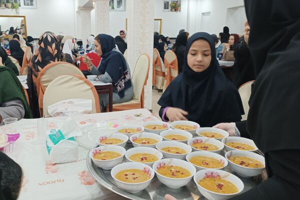 ضیافت افطار مادر و دختری دبستان ابوالحسن الوندی 