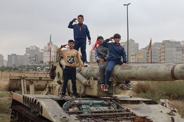 بازدید دانش آموزان و دانشجو معلمان اردبیلی از نمایشگاه هفته دفاع مقدس 