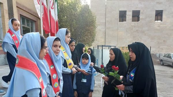 آغاز سال تحصیلی جدید باحضور مسئولان در دبستان فرهنگیان ۲ مشهد