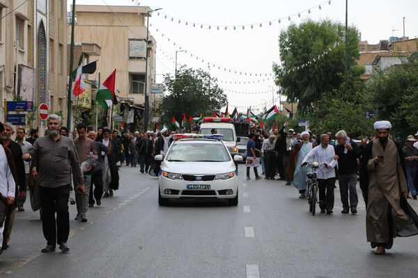 راهپیمایی نمازگزاران جمعه قم در محکومیت جنایات اردوگاه «النصیرات»