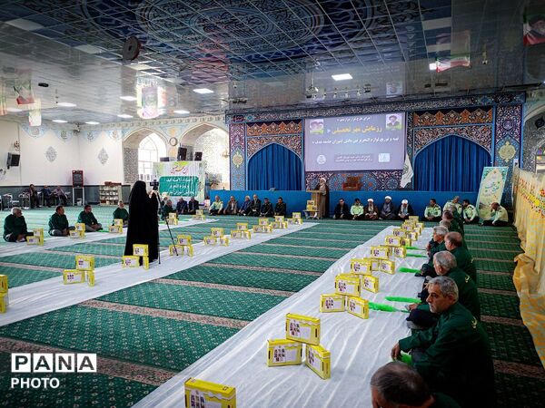 تهیه و توزیع لوازم تحریر بین جامعه هدف در کاشمر
