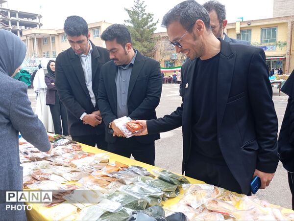 بازارچه کسب و کار دانش آموزی در دبیرستان افشار نژاد ناحیه پنج مشهد