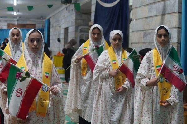 اعتکاف دانش‌آموزی با توزیع بسته «ایرانمون»
