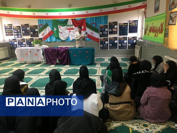 نمایشگاه آمادگی دفاعی و یادآوره ی دستاوردهای انقلاب سلامی در مدرسه حضرت زینب  شهر کندر 