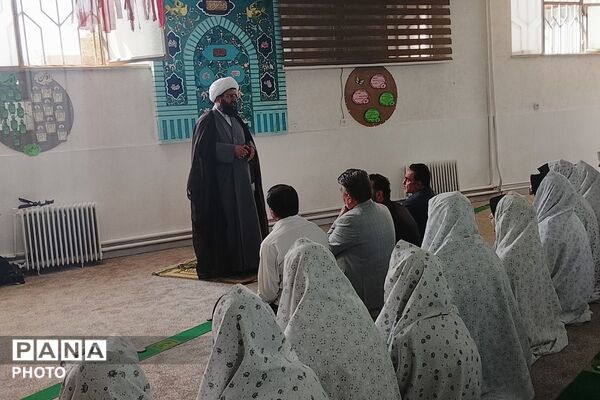 اقامه نماز جماعت در مدرسه شاهد مرضیه با حضور مسئولان آموزش‌وپرورش پاکدشت