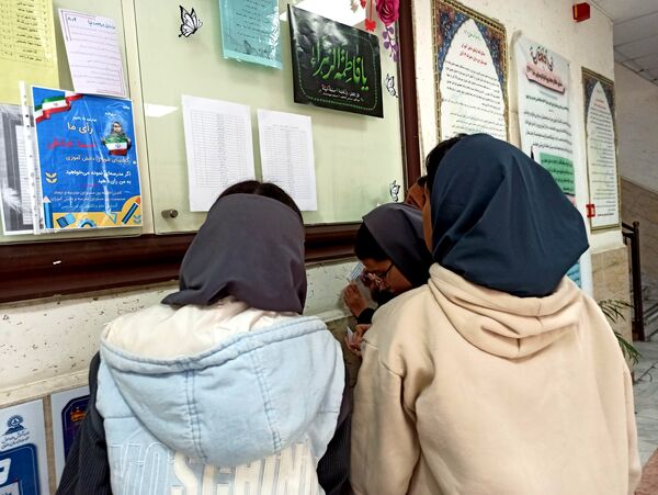 انتخابات شورای دانش آموزی در دبیرستان دخترانه ۱۳ آبان