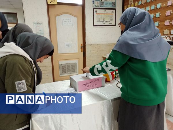انتخابات شورای دانش آموزی در دبیرستان دخترانه ۱۳ آبان