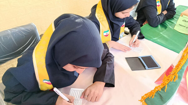 آیین برگزاری انتخابات شورای دانش آموزی در دبیرستان فرزانگان