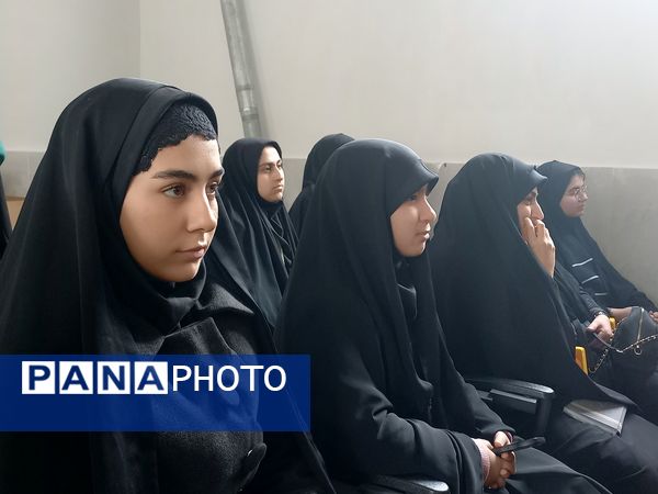 مراسم تقدیر از دانش‌آموزان دختر مقام‌آور  منطقه‌ای دوره دوم در رشته‌های قرآنی شهرستان ملارد