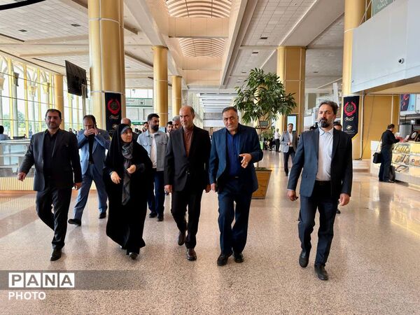 بازدید وزیر راه و شهرسازی از روند خدمات‌رسانی به زائران امام رضا(ع) در فرودگاه مشهد
