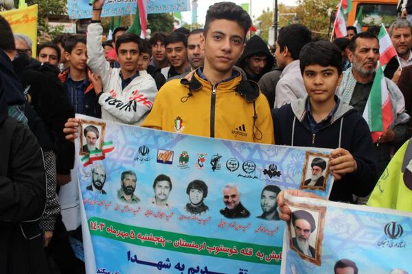 حضور دانش‌آموزان زنجانی در راهپیمایی روز ۱۳ آبان 