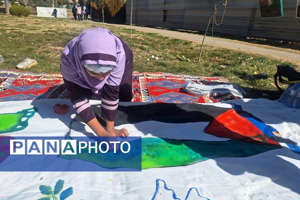لذت نقاشی همگانی کنار دوستان در بوستان جنت شیراز 