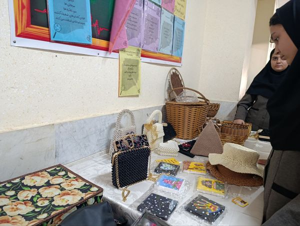 نمایشگاه توانمندی های اولیا و دانش آموزان در دبیرستان نمونه اندیشه 