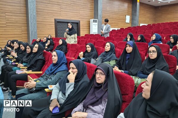 گردهمایی دبیران و آموزگاران تربیت بدنی در کانون فرهنگی تربیتی امام خمینی (ره) به مناسبت هفته تربیت بدنی و ورزش 