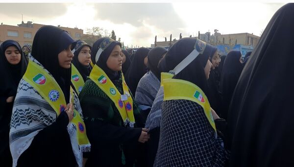 وداع دانش‌آموزان دبیرستان فرهنگیان ناحیه ۷ با شهید گمنام 