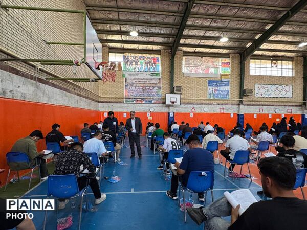رقابت داوطلبان کنکور در حوزه های امتحانی سالن نشاط و مدرسه شریعتی
